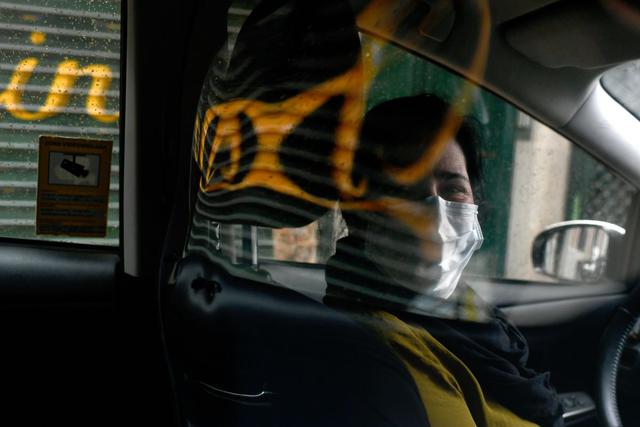 En las calles desiertas de Madrid donde escasean los clientes, los taxistas que transportan gratuitamente a enfermos o médicos aportan una ayuda crucial al personal sanitario que lucha contra el coronavirus. (Foto: AFP/Gabriel Bouys)