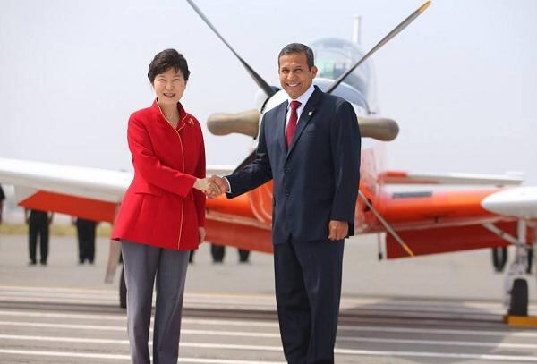 Perú y Corea presentan primer avión coproducido KT-1P