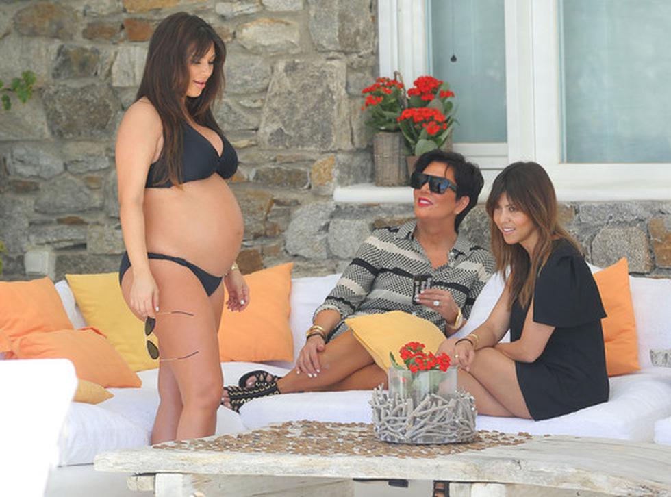 Kim Kardashian luce su embarazo en un pequeño bikini (FOTOS)