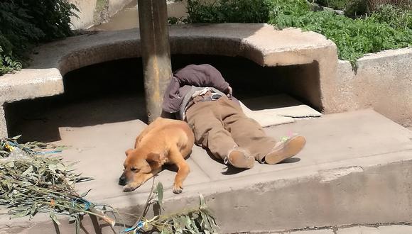 Poblador muere en la vía pública acompañado solo de su fiel perro