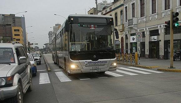 Bus del Metropolitano y vehículo turístico chocan en el Centro de Lima