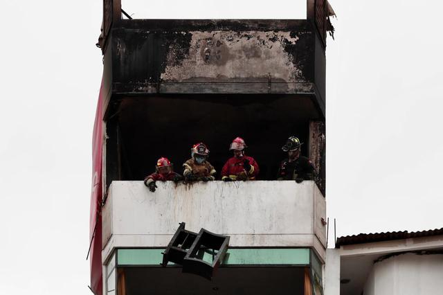 Cortocircuito provoca incendio en un almacén de colchones ubicado en el cruce de av. metropolitana con av del maestro peruano en Comas. (Fotos: Ángela Ponce / GEC)