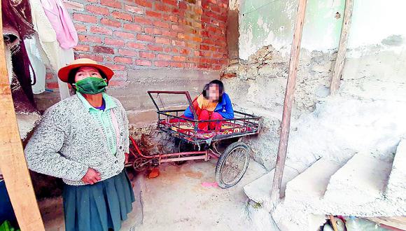 Huancayo: Mujer lleva a hija en triciclo en busca de un poco de ayuda (FOTOS)