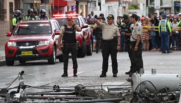 La policía trabaja en el lugar donde se estrelló una avioneta que dejó dos personas muertas en Guayaquil, Ecuador, el 18 de octubre de 2022. (Foto por MARCOS PIN / AFP)