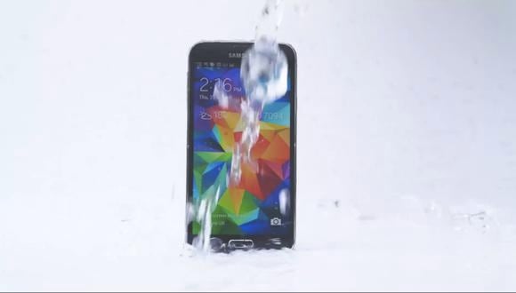 Ice Bucket Challenge: El Samsung Galaxy S5 se une al reto (VIDEO)