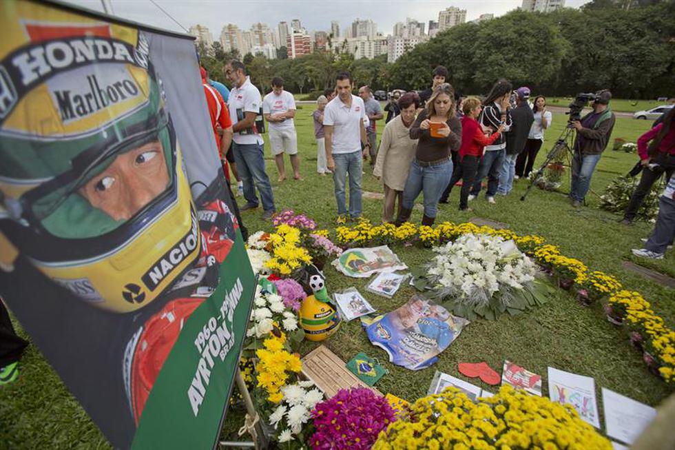 Fanáticos de la F1 se reúnen en tumba de Senna 20 años después de su muerte
