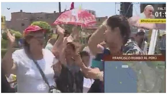 Fieles viven con gran emoción la llegada del Papa Francisco al Perú (VIDEO)