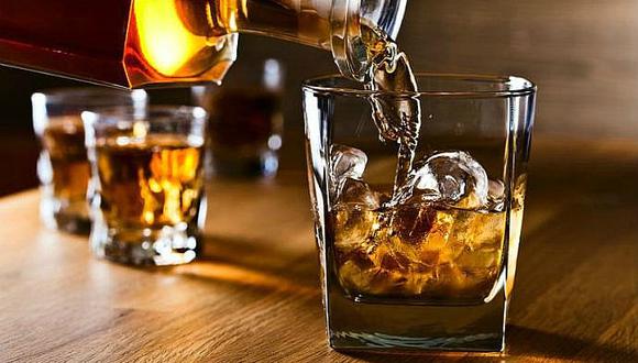 El 42% de las personas que beben ron o whisky se sienten más sexys, según estudio