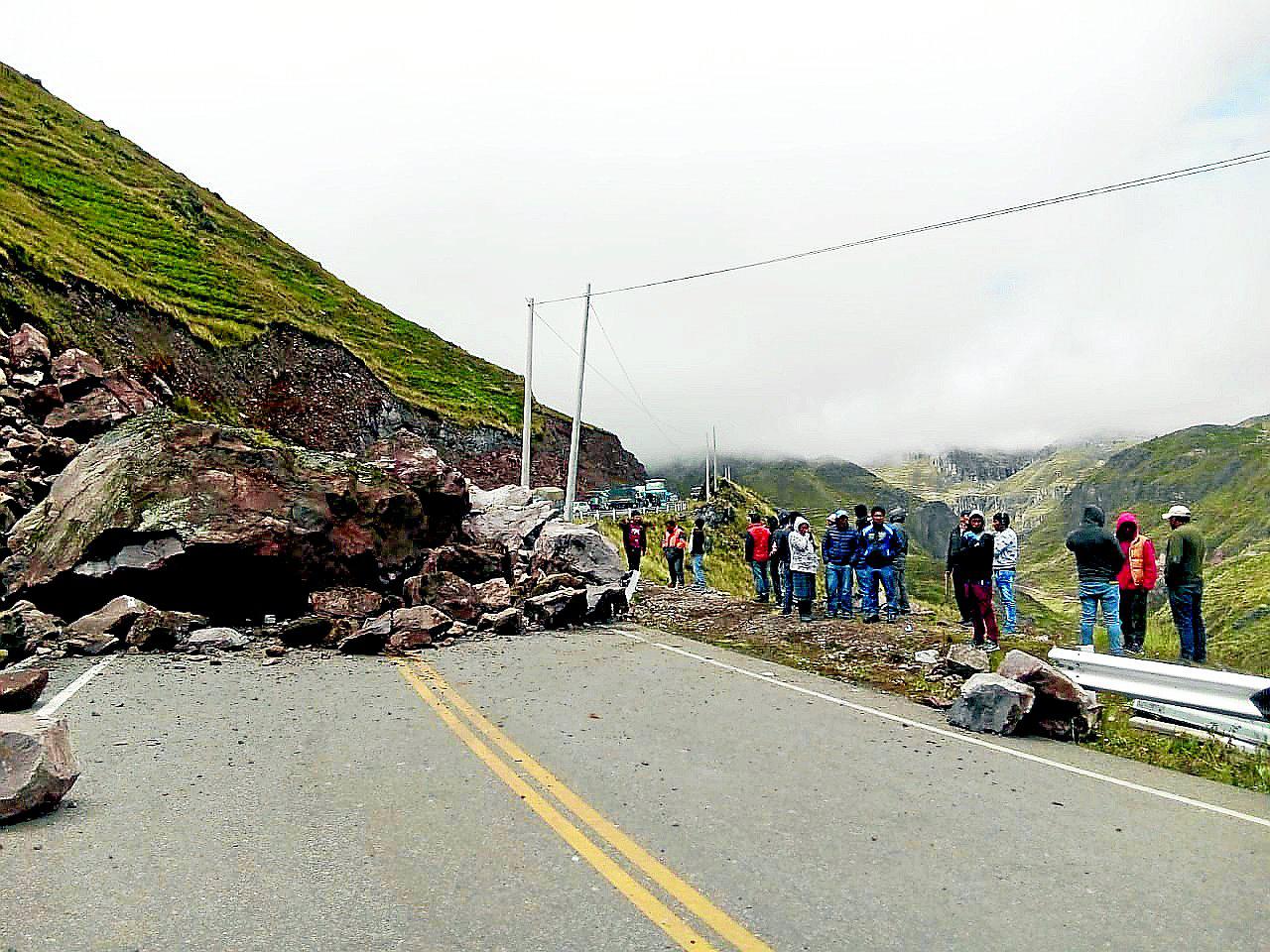 Derrumbes interrumpen el tránsito vehicular en la  carretera Interoceánica
