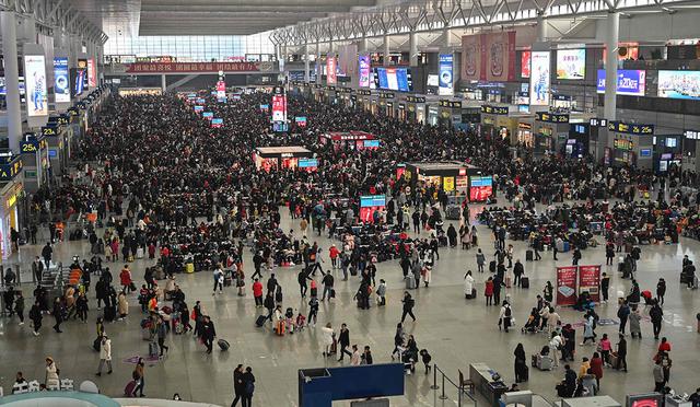 La gente espera para abordar los trenes en la estación de trenes de Hongqiao en Shanghai. Millones de chinos se dirigen a sus ciudades de origen para disfrutar vacaciones de una semana para recibir el Año Nuevo. (Foto: AFP)