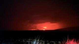 El volcán activo más grande del mundo entra en erupción en Hawái (VIDEO)