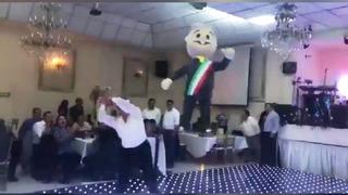 Graban a diputados golpeando piñata del presidente mexicano AMLO durante una fiesta (VIDEO)