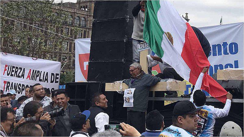 Conductores se 'crucifican' para protestar contra aplicaciones de taxis en México (FOTOS)