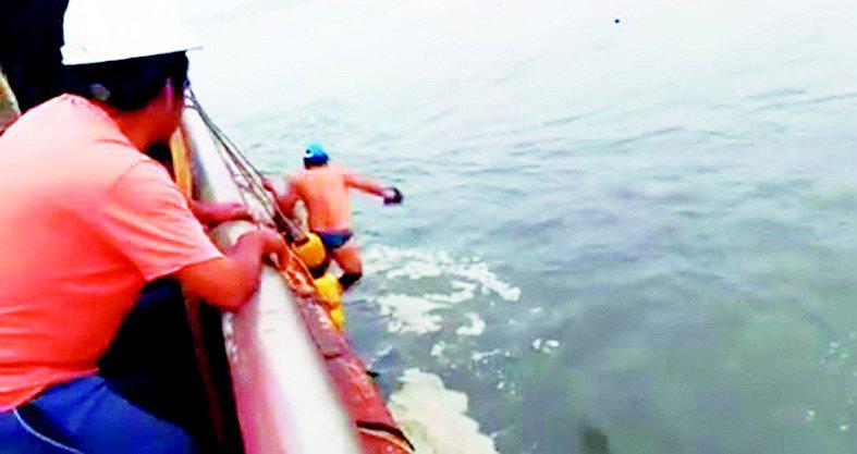 Lancha chimbotana se encalla en playa de Chao 
