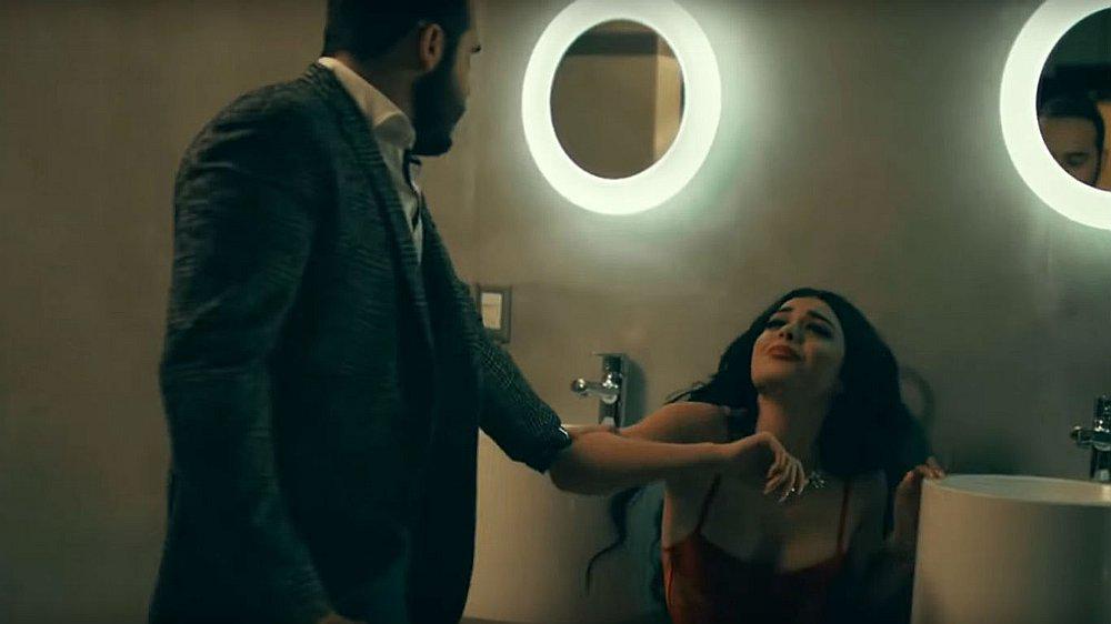 YouTube: Escándalo por video musical dónde cantante mata a su novia y su amante