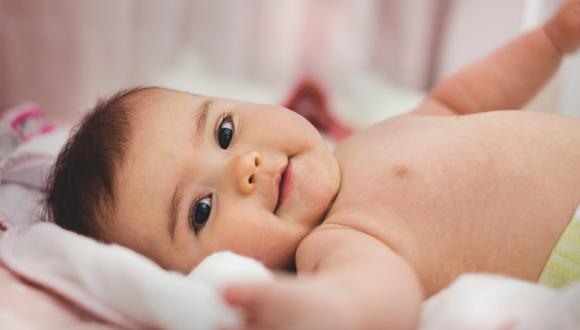 El agua tibia y un buen baño es la mejor opción para poder relajar a los bebés. (Foto: Daniel Reche / Pexels)