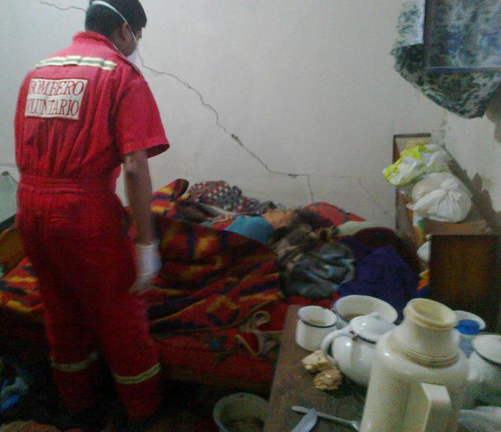 Anciana abandonada gritaba ayuda y bomberos la rescatan