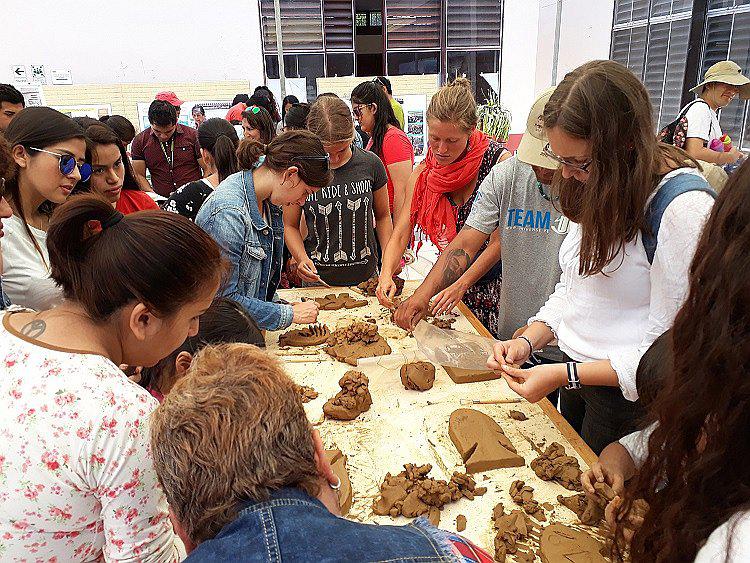 Turistas aprendieron a modelar arcilla en Museo de Sitio Chan Chan