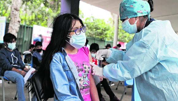 El titular del Minsa, Hernando Cevallos, informó que las vacunas contra el coronavirus para los menores de 5 a 11 años llegarían la primera quincena de enero. FOTOS: ALESSANDRO CURRARINO/EL COMERCIO