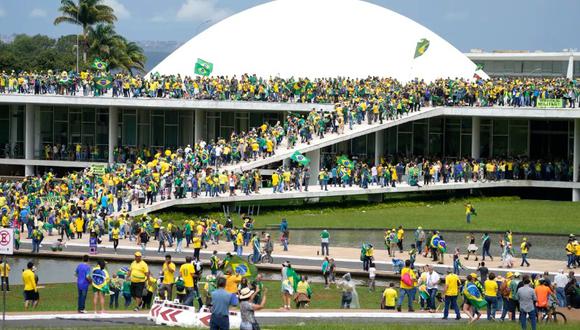 El senador Rodrigo Pacheco, pidió hoy castigar de forma “urgente” y con el “rigor de la ley” a los radicales bolsonaristas que han invadido las sedes del Parlamento, la Presidencia de la República y la Corte Suprema, en Brasilia.