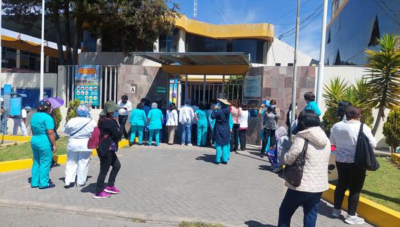 Los trabajadores se desplazaron hacia las instalaciones de la Gerencia Regional de Salud para buscar reunirse con el gerente  Christian Nova Palomino. (Foto: GEC)