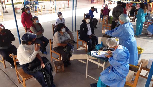 Pobladores de Tacna se protegen con la vacuna de Pfizer pero muchos se están atrasando para recibir la segunda dosis. (Foto: Correo)