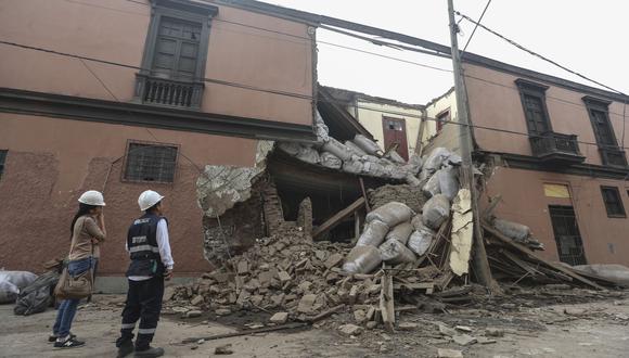 La zona fue acordonada y serenos de la Municipalidad de Lima permanecen en el lugar tras el derrumbe de casona en el Cercado de Lima. (Foto: Difusión)