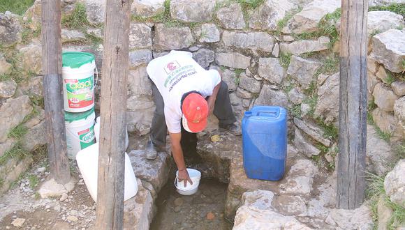 ​Por falta de agua en Huari, pobladores se abastecen de manantial 