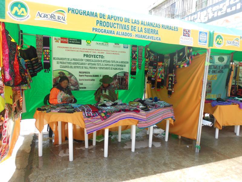 Exponen tejidos de alpaca 