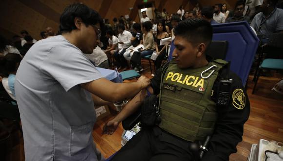 Largas colas para donar sangre en el instituto Nacional de salud del niño en San Borja y salida de la ministra de salud. Fotos : Mario Zapata Nieto /GEC