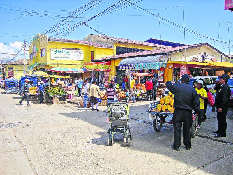 Informalidad reina en mercado de El Tambo 