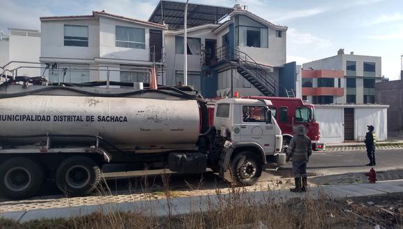 Bomberos controlar el incendio con apoyo de un camión cisterna del municipio distrital de Sachaca.