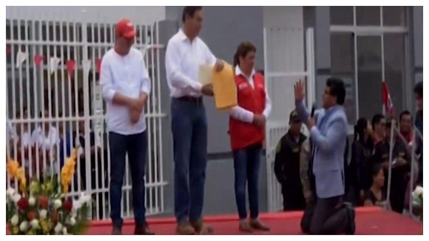 ​Alcalde se arrodilló ante Martín Vizcarra para pedirle obras (VIDEO)