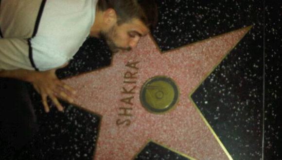 Gerard Piqué a los pies de Shakira