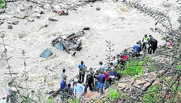 Hallan cadáver de la docente  desaparecida en caída de una combi a río de Sihuas  