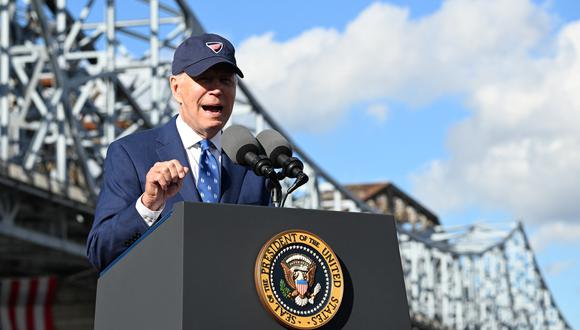 El presidente de los Estados Unidos, Joe Biden, habla sobre la ley de infraestructura bipartidista frente al puente Clay Wade Bailey en Covington, Kentucky, el 4 de enero de 2023. (Foto de Jim WATSON / AFP)