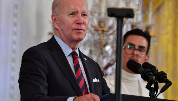 El presidente de los Estados Unidos, Joe Biden, flanqueado por el joven activista Javier Gómez, pronuncia un discurso durante una recepción para celebrar el Mes del Orgullo en el Salón Este de la Casa Blanca, el 15 de junio de 2022. (Foto de Nicholas Kamm / AFP)