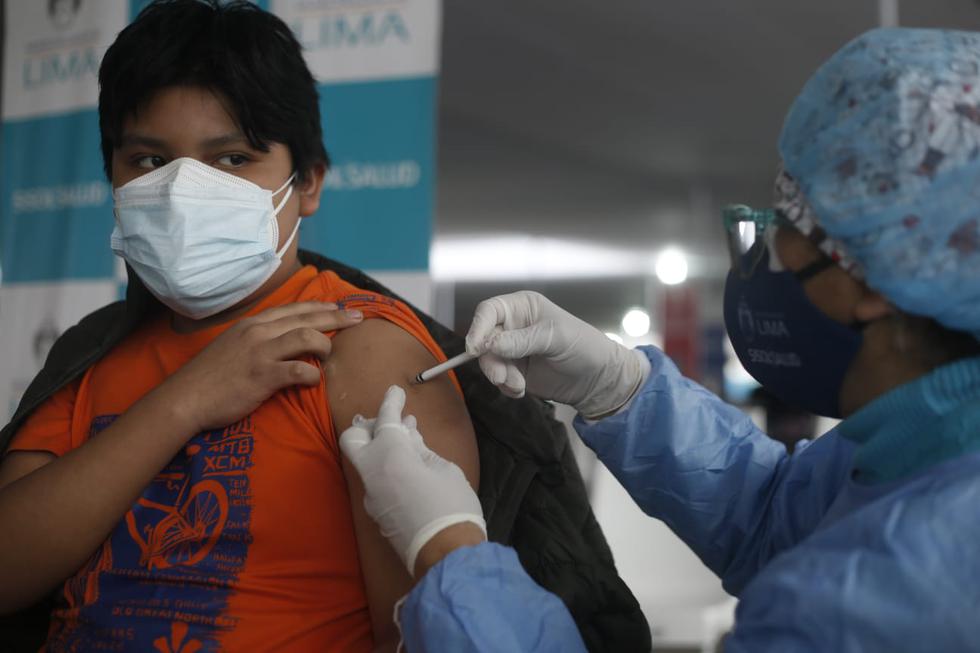 Este lunes inició la vacunación contra el coronavirus (COVID-19) a adolescentes de 12 a 17 años con trasplante de órgano. Ellos son inoculados en el vacunatorio del parque de la Exposición, en el Cercado de Lima. (Foto: Jorge Cerdan/@photo.gec)