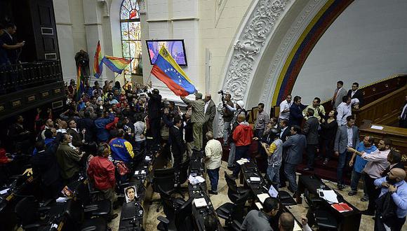 Chavistas ingresaron a la fuerza al Parlamento venezolano (VIDEO)