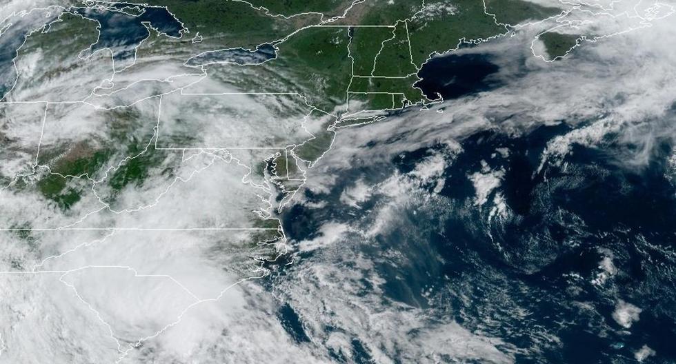 Imagen cedida por la Administración Nacional Oceánica y Atmosférica (NOAA) de Estados Unidos (vía el Centro Nacional de Huracanes) muestra la localización de la tormenta tropical Bertha frente a las costas estadounidenses este miércoles a las 10:41 hora local. (EFE/NOAA-NHC).