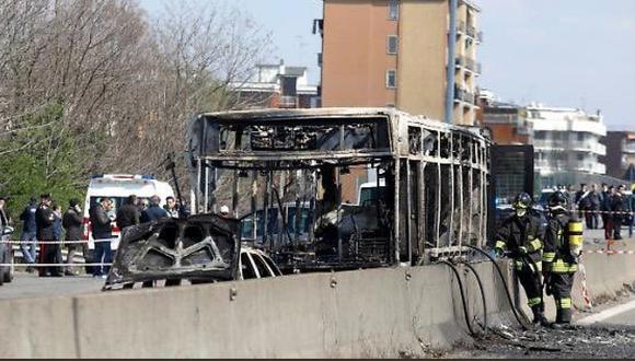 Italia: Sujeto quemó bus que trasladaba a 51 estudiantes 