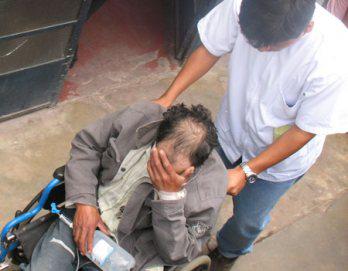 Por descuido le cae thinner en sus ojos