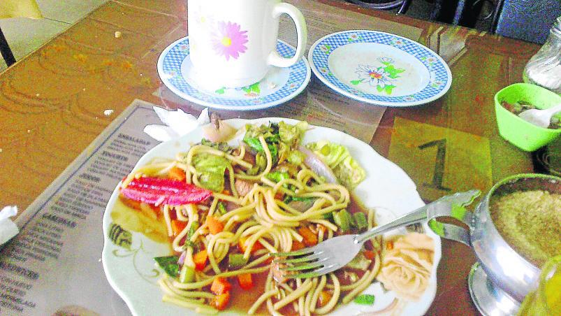 Comensal halla cucaracha en plato de tallarín vegetariano