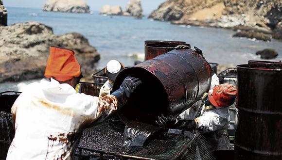Limpieza de playas contaminadas por el derrame de crudo en la refinería La Pampilla de la empresa REPSOL. Limpieza de playa Cavero y Ancon (Fotos: Julio Reaño/@photo.gec)