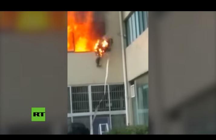 YouTube: Bombero en llamas se avienta por la ventana tras salvar a una familia 