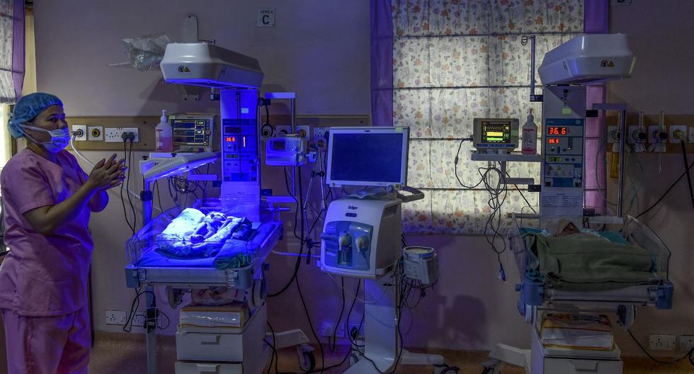 Imagen referencial. Una enfermera revisa a un bebé recién nacido, el 18 de octubre de 2019. (Prakash SINGH / AFP).
