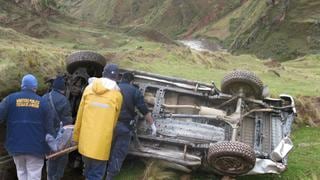 Auto cae a abismo y dos personas pierden la vida en carretera de Huánuco