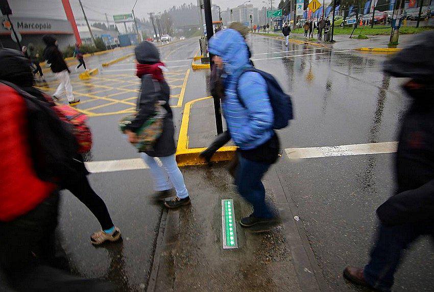 ​Chile incorpora "semáforos de suelos" para prevenir accidentes entre peatones [FOTOS]
