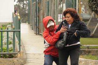 Asaltan con armas a madre y su bebé frente a polideportivo