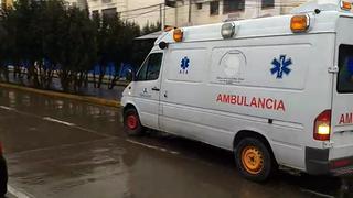 Personal de salud libera carretera bloqueada para que ambulancia traslade a un paciente en Tacna